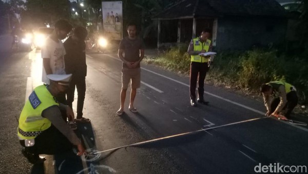 Kumpulan Fakta Hasil Olah TKP Kecelakaan Maut Motor Tabrak Truk Saat Hendak Menyalip di Pasuruan Seorang Pelajar Tewas